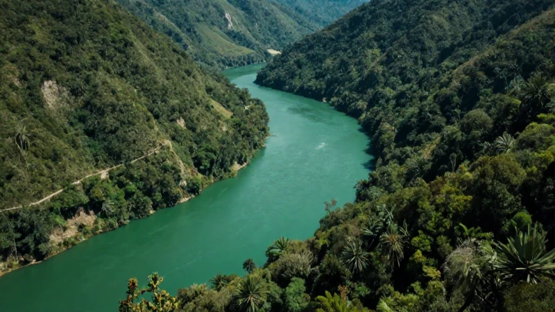 Paisaje del río Hidalgo, lago turquesa y valle verde