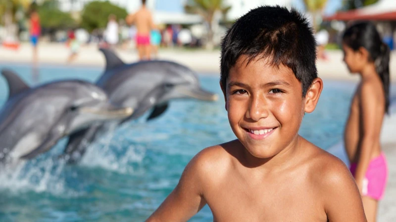 Familia mexicana feliz disfruta de delfines al sol