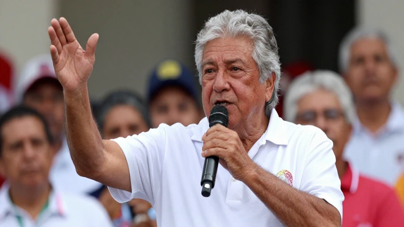Un mexicano mestizo escucha a AMLO al aire libre