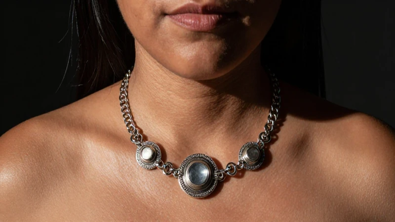 En qué dedo se suele colocar el anillo de castidad 3 Retrato cercano de mujer mestiza con fajín