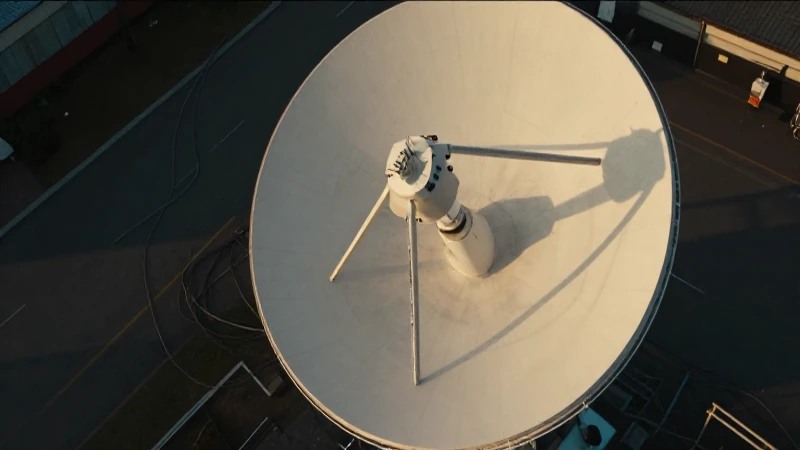 Antena satelital en luz cinematográfica aérea