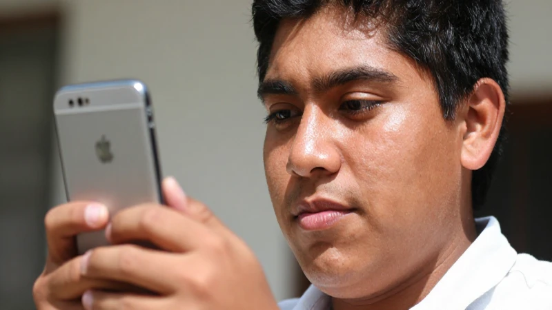 Joven mestizo con iPhone a plena luz