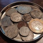 Banco Azteca compra monedas antiguas de 20 pesos en México
