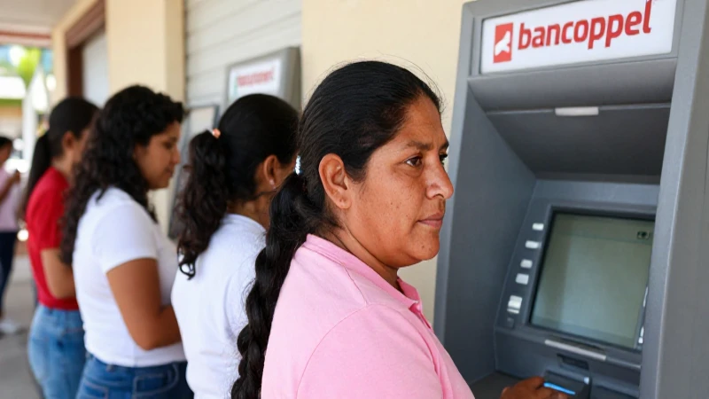 Cuál es el horario de atención de Bancoppel en México 3 Mexicana, tez bronceada, espera en un cajero