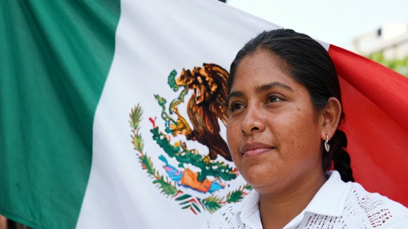 Curiosidades y Simbolismo de la Bandera de Querétaro 8 Persona mestiza, Querétaro bajo luz cálida