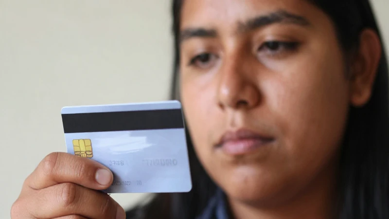 Mexicana, piel bronceada, con tarjeta bancaria
