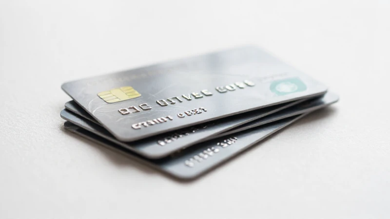 Tarjetas de crédito apiladas, iluminación suave