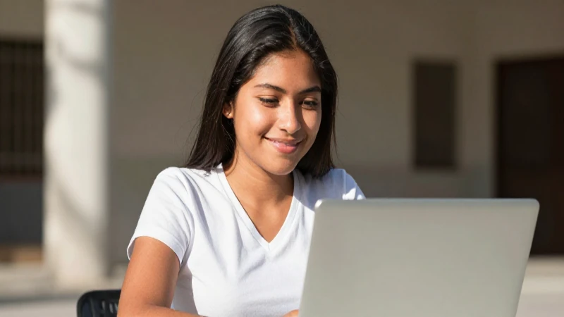 Estudiante mestiza sonríe bajo el sol