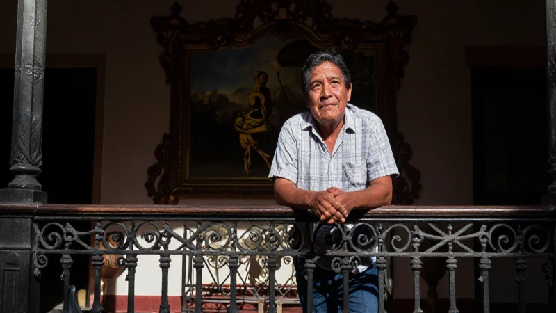 Una mestiza mexicana bajo luz barroca