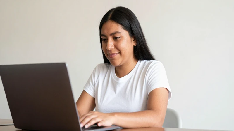 Cómo actualizar mi dirección en mi cuenta de Sky 7 Mujer mestiza con luz cálida y laptop