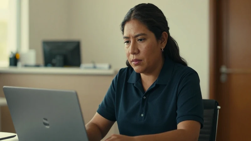 Cómo cancelar tu tarjeta Santander de forma rápida 3 Mujer mestiza trabajadora en una oficina bancaria