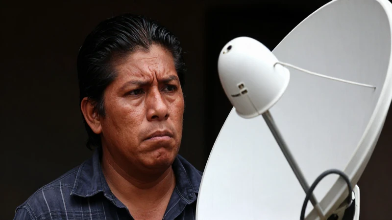 Mestizo frustrado con la señal de Dish