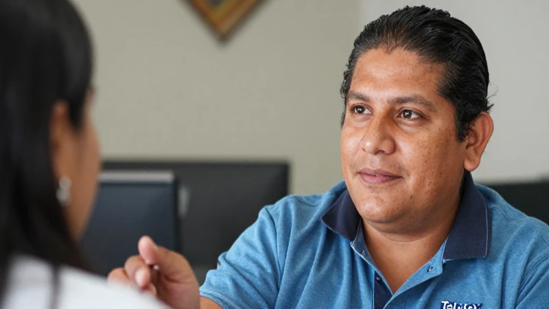 Mexicana mestiza atiende a cliente con luz cálida