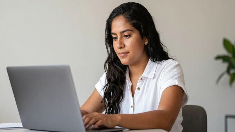 Cómo liquidar recibo de agua en línea con CESPE 4 Mujer mestiza, laptop, luz cálida y natural