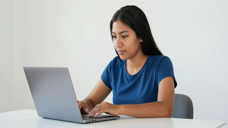 Una persona mestiza paga facturas en línea