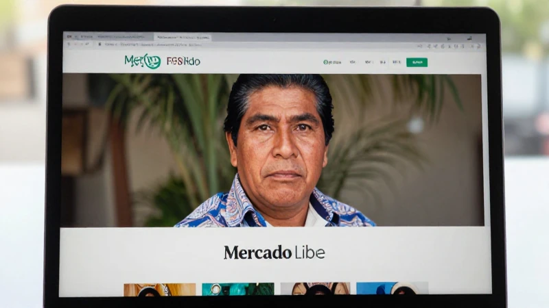 Persona mestiza en laptop, luz solar