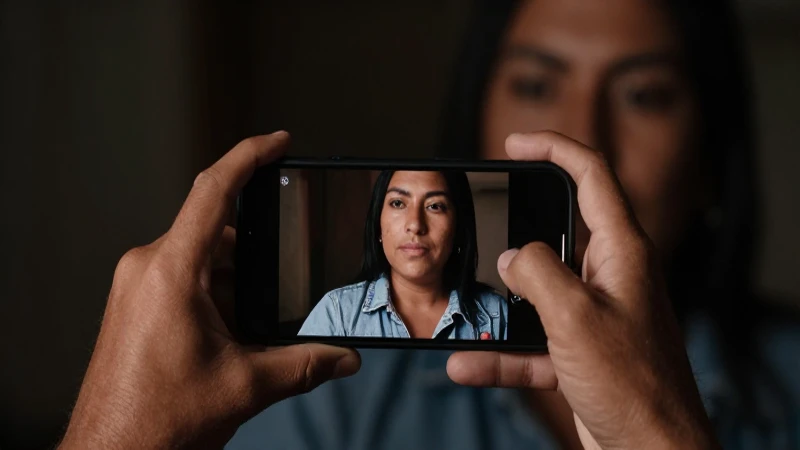 Reportar Celular Robado en AT&T: Cómo hacerlo por Internet 3 Un celular, mano, luz dramática, mestizo, mexicano