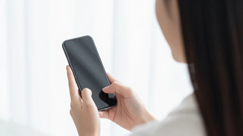 Cómo consultar saldo Coppel por SMS de forma eficiente 4 Mujer con móvil en luz natural