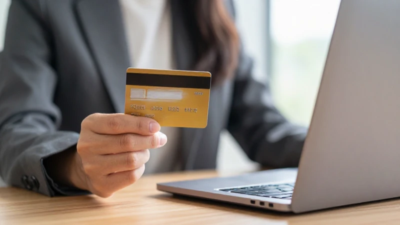 Cómo solicitar la tarjeta Suburbia de manera online 6 Mujer con tarjeta y laptop a contraluz