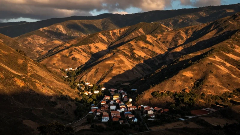 Pueblo mexicano, montañas doradas, luz cinematográfica