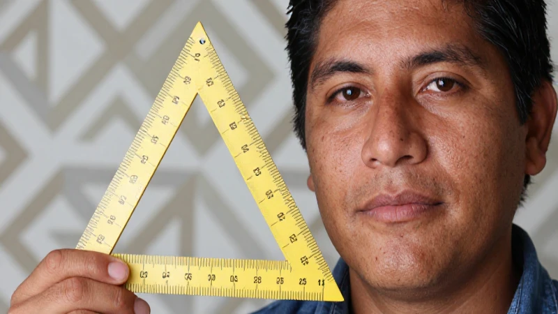Cómo se calcula el área de un triángulo de forma sencilla 3 Primer plano detallado de rostro mestizo iluminado