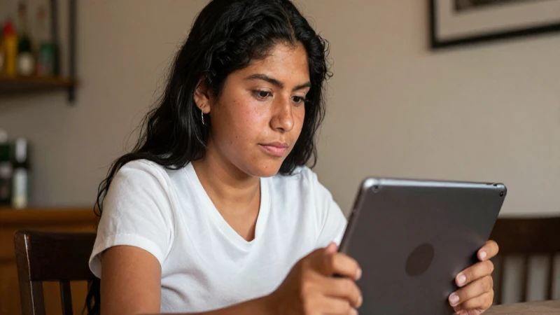Mestizo ve contenido en tablet, cálido