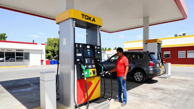 Un hombre mestizo llena gasolina en un día soleado