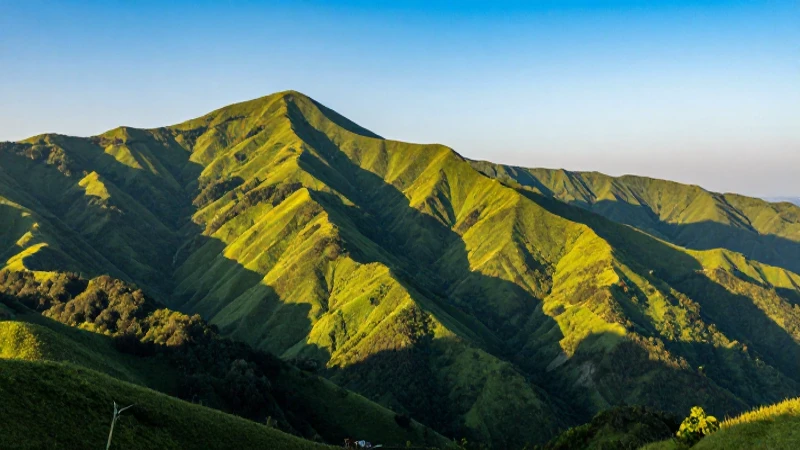 Paisaje montañoso, colores vibrantes y luz dorada