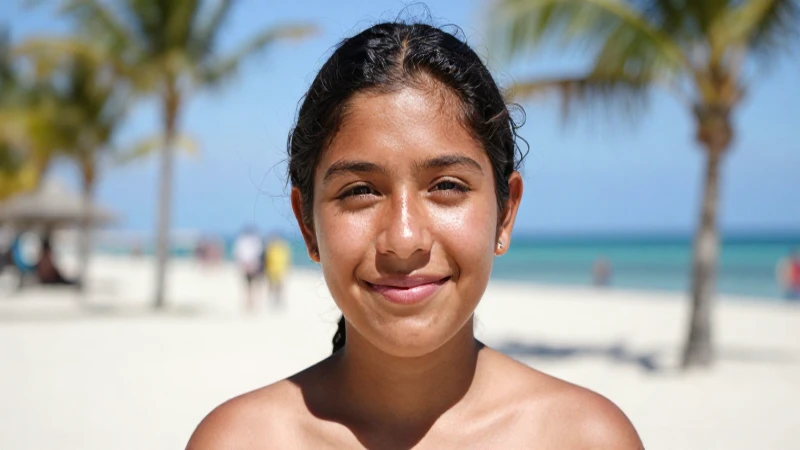 Cuáles son las Mejores Escuelas de Inglés en Cancún 4 Joven mestiza sonríe en la playa soleada
