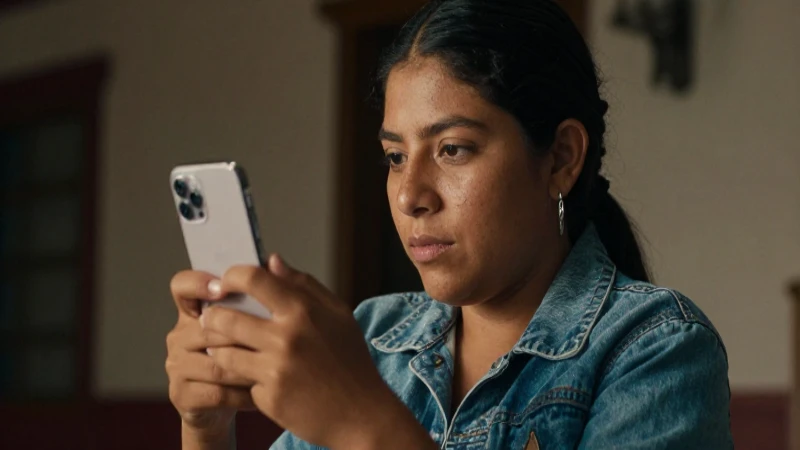 Impacto del cambio de identidad de Movistar en sus usuarios 4 Mexicano mestizo con móvil y luz cinematográfica