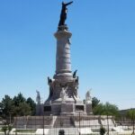 Explorando monumentos históricos y estatuas en Chihuahua