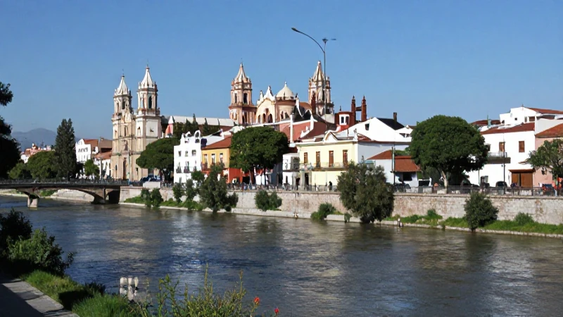 Mérida: río y ciudad bajo luz brillante