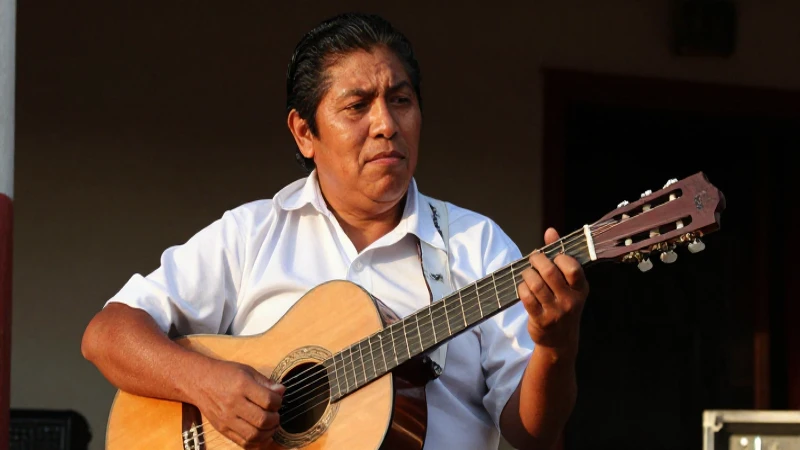 Músico mestizo con piel bronceada, luz dorada