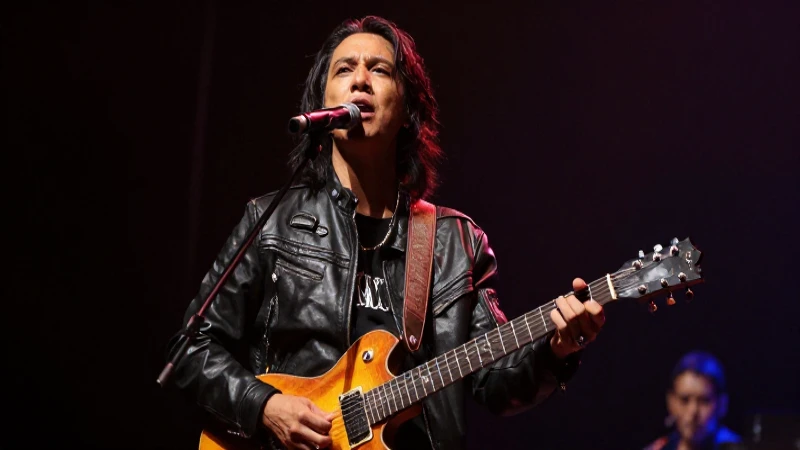 Voz masculina, guitarra estilizada, luz dramática