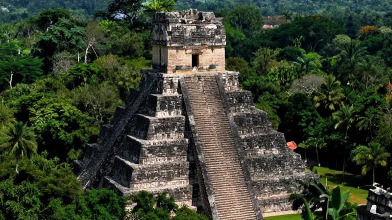 Horizonte Clásico: Maravillas de Ciudades Prehispánicas 2 Piramíde de Tikal en selva exuberante