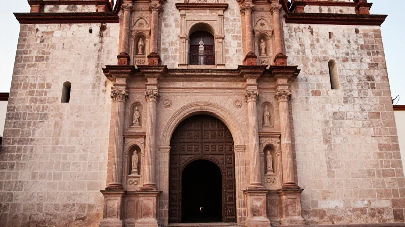 Fachada colonial mexicana con luz cálida