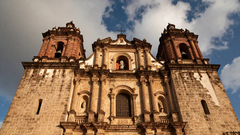Fachada antigua, luz dorada y cielo dramático