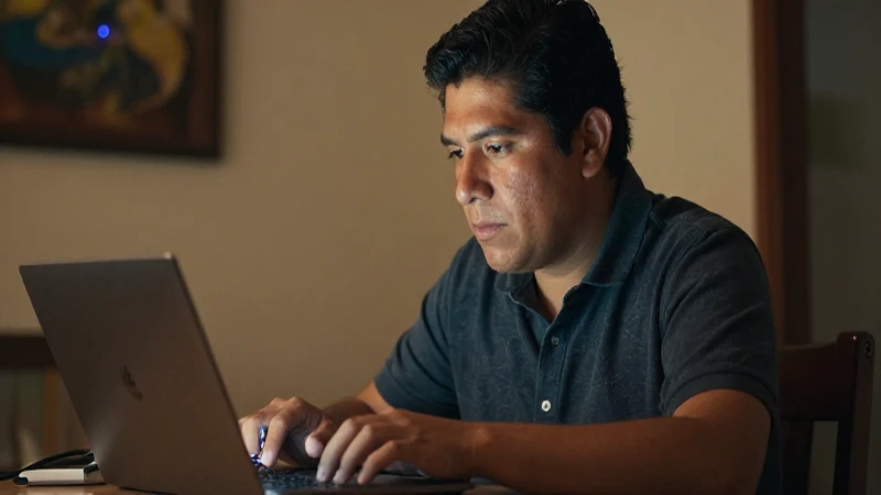 Joven mestiza usa laptop en interior cálido