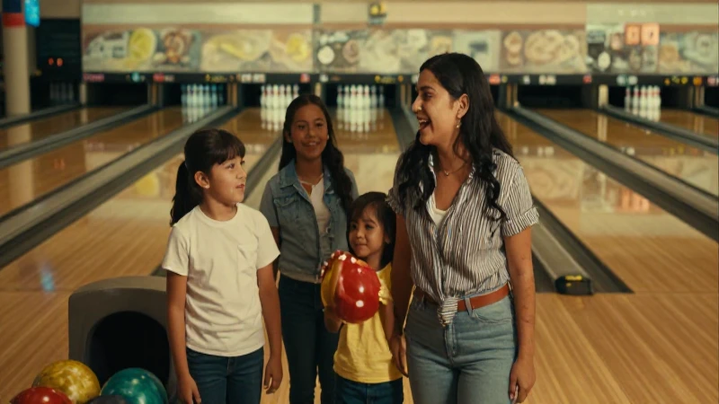 Conoces las 10 Atracciones en Santa Fe para toda la Familia 5 Familia bolos alegremente en ambiente nostálgico