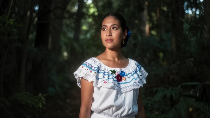 Vestido mexicano, espíritu en bosque misterioso