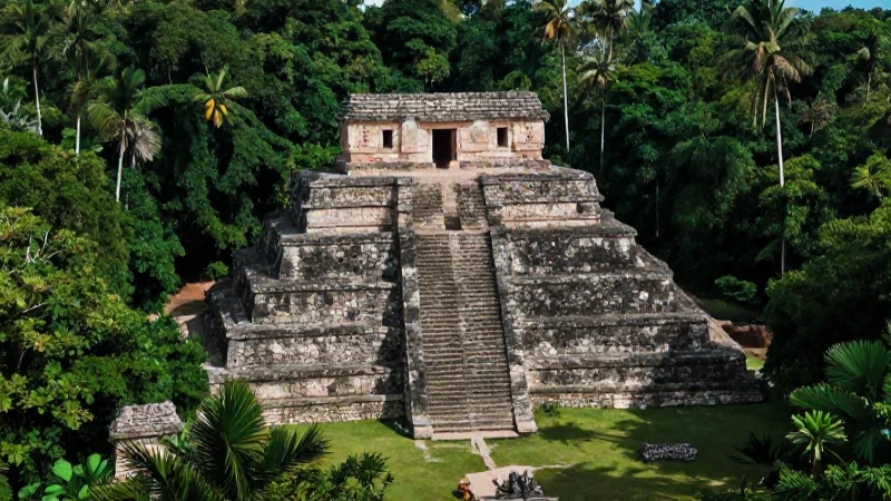 Ruinas mayas emergen de la selva exuberante
