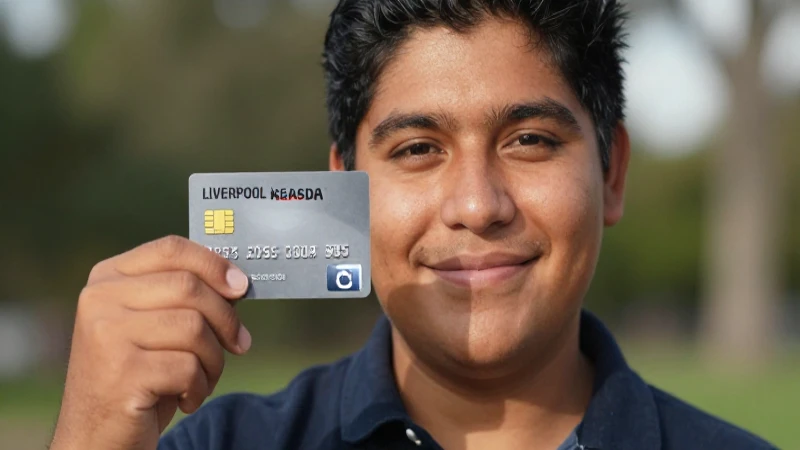 Banco emisor de la tarjeta Liverpool Visa en México 3 Mujer mestiza sonríe con tarjeta Liverpool