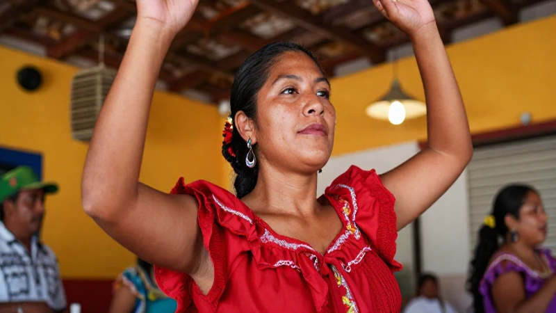 Joven mexicana baila bajo luz cálida