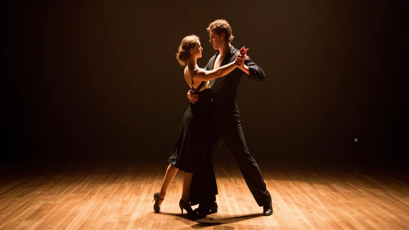Pareja bailando bajo luz cálida y tenue