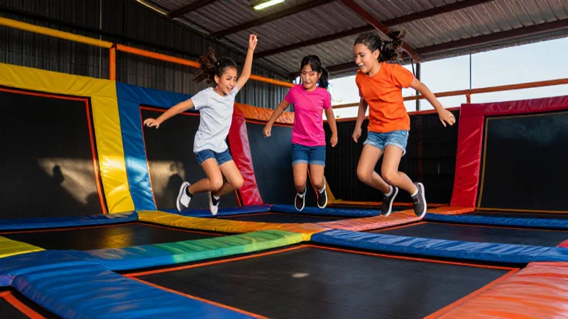 Niños mestizos saltan felices en un parque