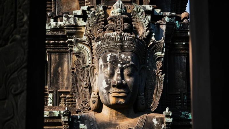 Descubre la Leyenda Maquech: Misterios de la Cultura Mexica 8 Estatuas antiguas en ruinas, luz dramática