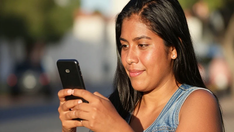Mujer mestiza, bronceada y con celular al aire libre