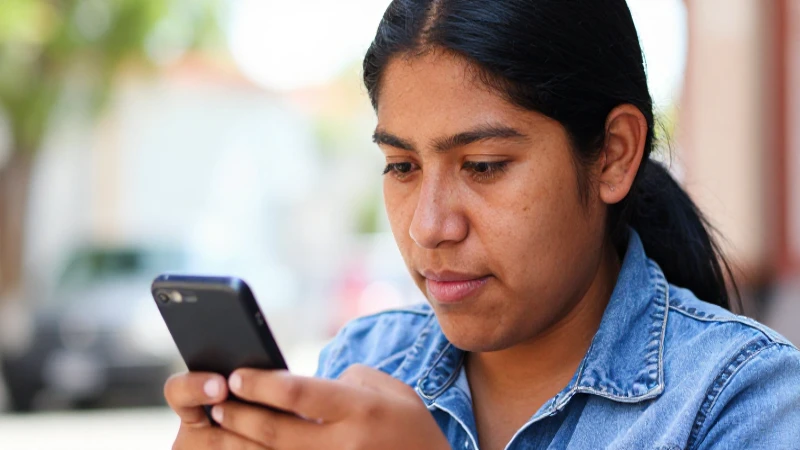 Cómo comprar celulares en la tienda Telmex de México 3 Joven mestiza, luz cálida y natural