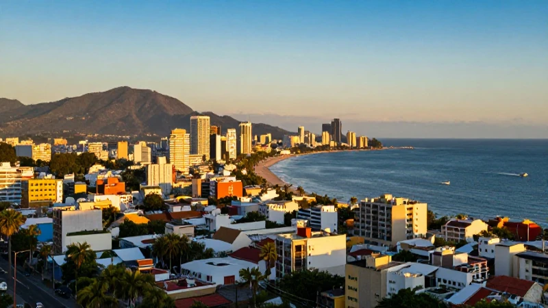 Atardecer dorado en Puerto Vallarta, vista amplia