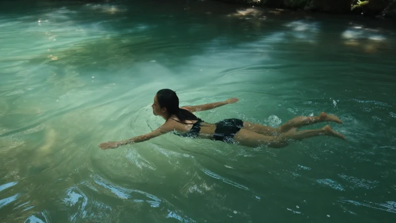 Mito de Chiapas: DESCUBRE las MÍTICAS Leyendas Ocultas 6 Mujer nadando en río turquesa, luz etérea